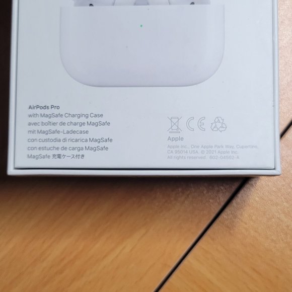 Apple Airpods Pro 1st Generation with case and charger - Picture 3 of 3